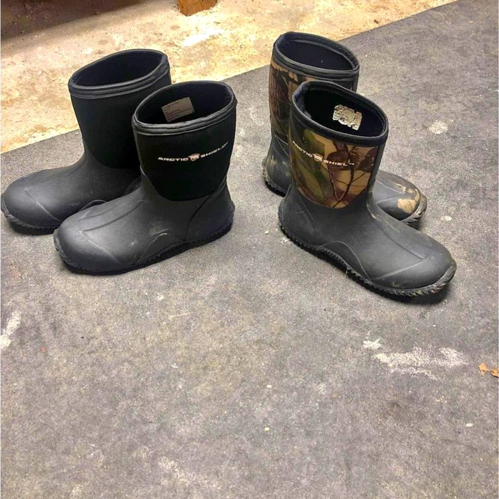 Youth muck boot style boots